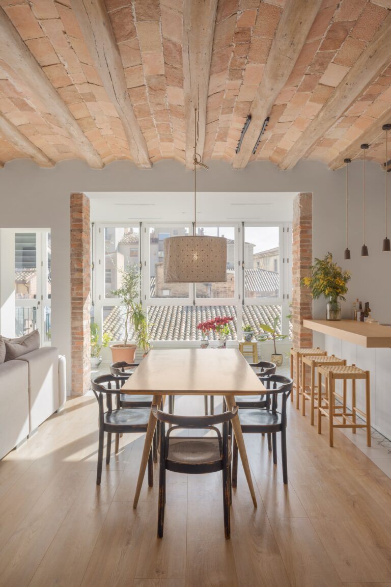 Reforma de menjador al barri vell de Girona amb materials naturals