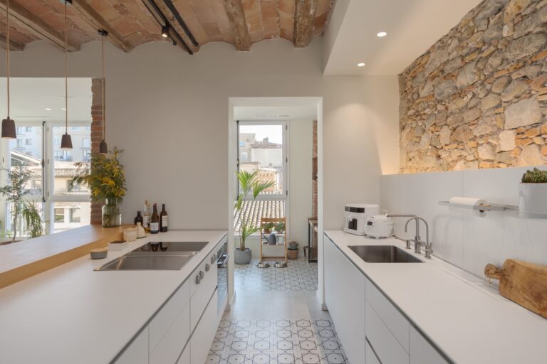 Reforma de cuina al barri vell de Girona amb materials naturals