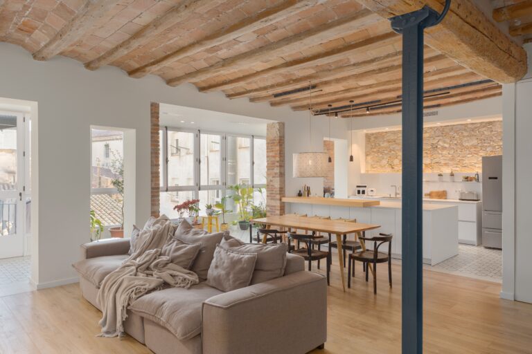 Reforma de pis amb menjador i cuina al barri vell de Girona amb materials naturals