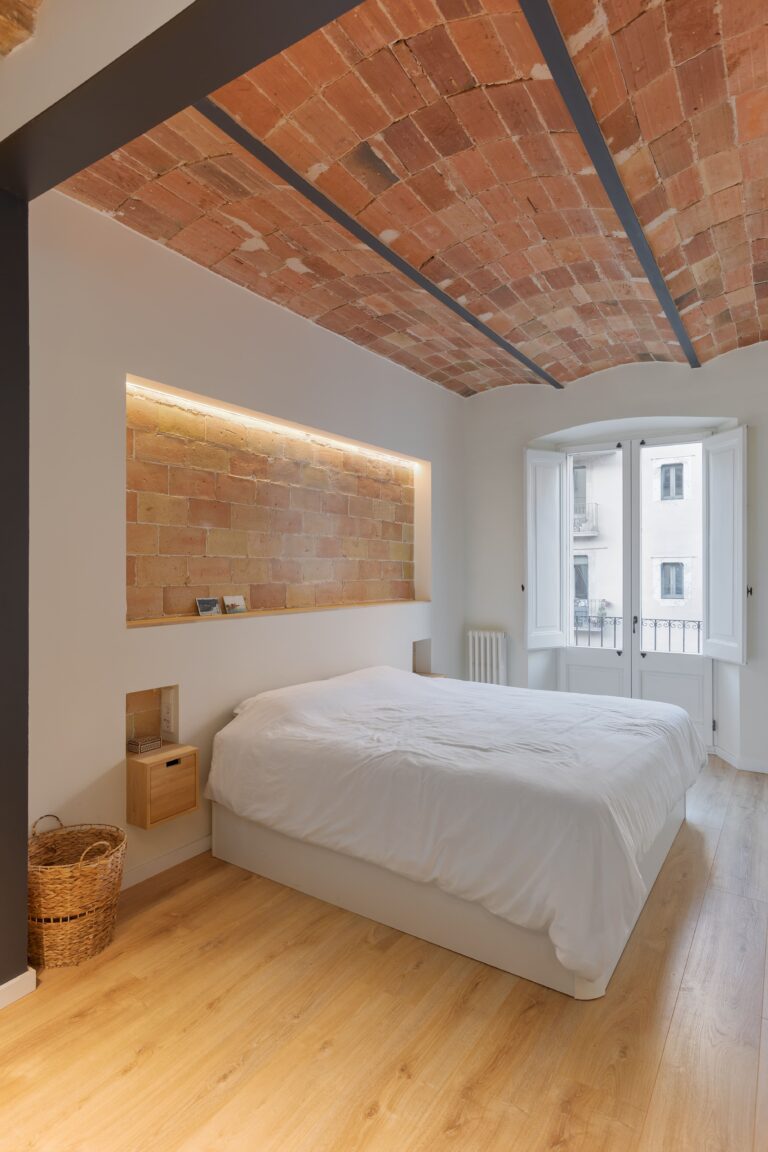 Reforma d'habitació doble al barri vell de Girona amb materials naturals