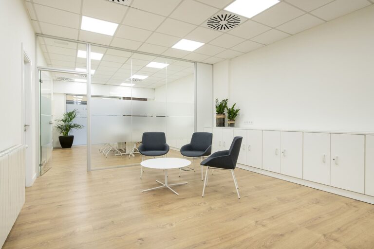 Reforma d'oficina amb blanc i fusta en una sala d'espera