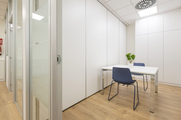 Reforma d'oficina amb blanc i fusta en un espai diàfan